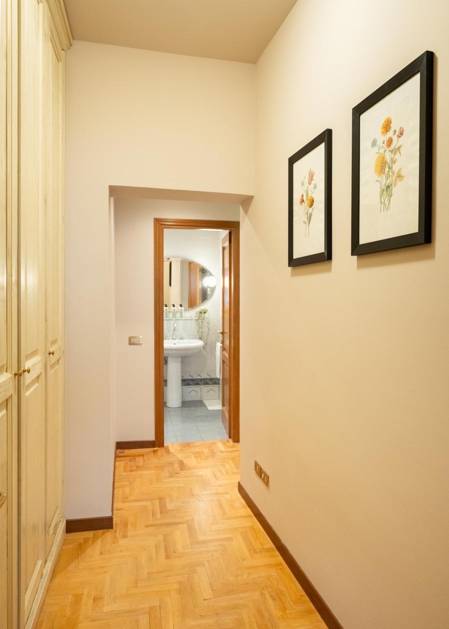 Via Panzani 16, 3th Floor - Antonella - Elegant & Spacious, 3-bedroom In Historic Center Apartamento *